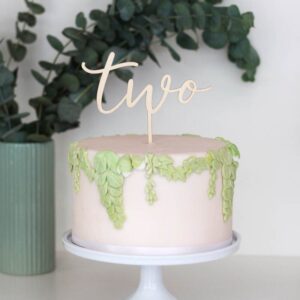 Ξύλινο Cake topper 'Two' Calligraphy